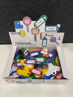 Nyckelbricka med nyckelring        osorterat i blandade färger 200st