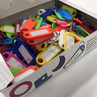 Nyckelbricka med nyckelring        osorterat i blandade färger 200st