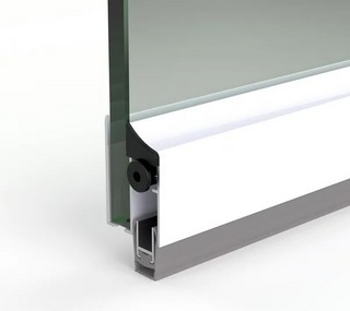 Automatisk tätningströskel, vit    RAL 9016, utanpåliggande, 833mm